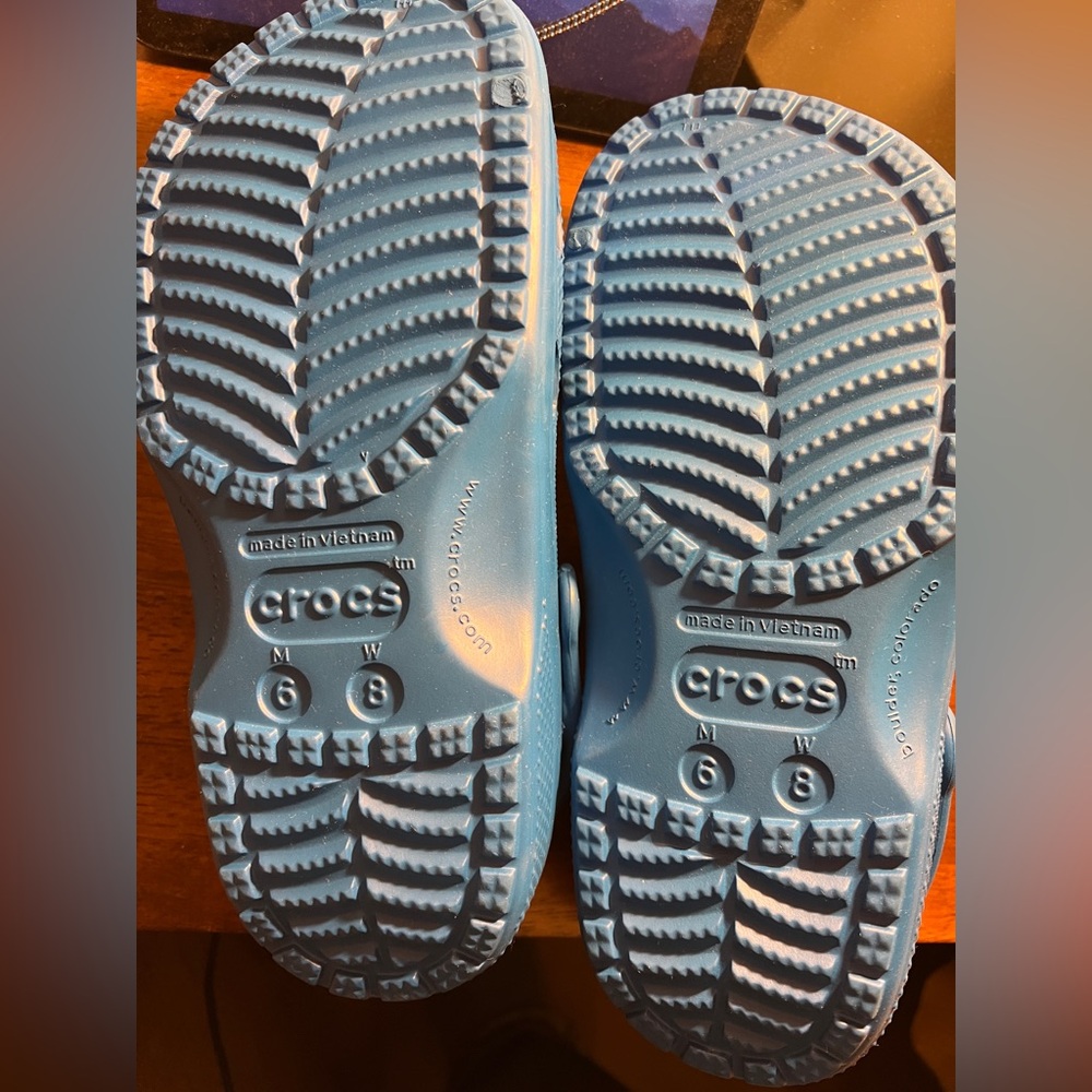 Disney Park Crocs Women Size 8 - Picture 2 of 2